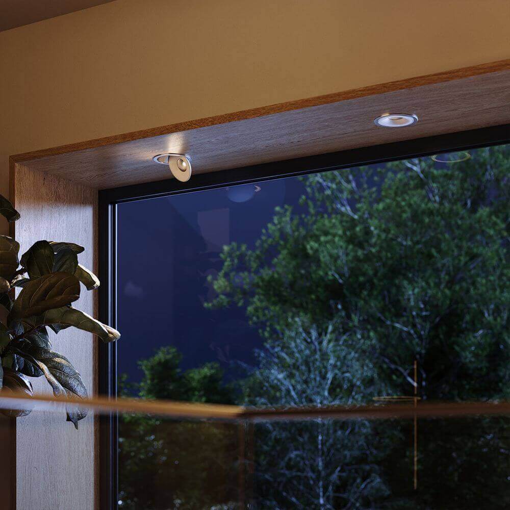 s.luce Santa Deep LED-Einbaustrahler schwenkbar & dimmbar in einem modernen Wohnraum neben einem Fenster.