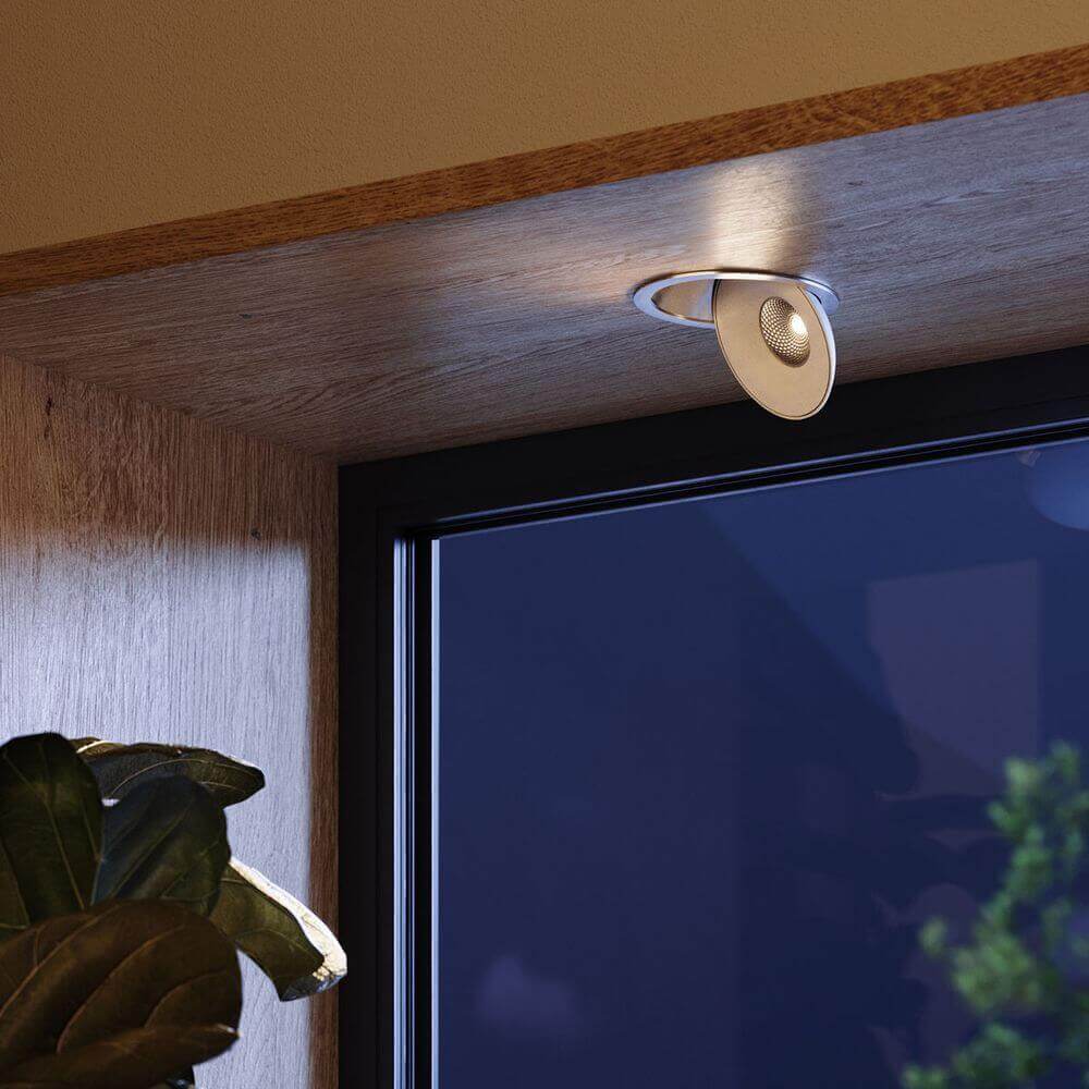 s.luce Santa Deep LED-Einbaustrahler schwenkbar & dimmbar installiert an einer Decke über einem Fenster.