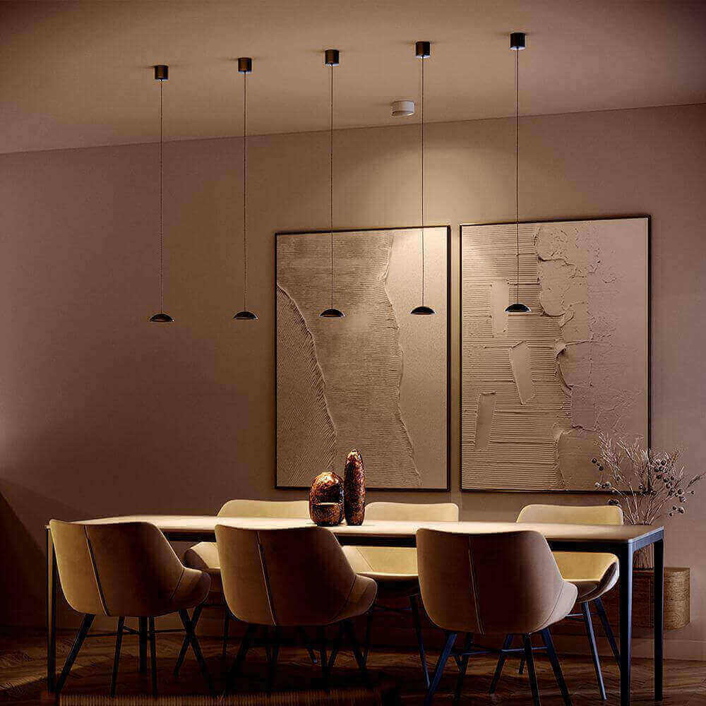 s.luce Santa Air LED-Hängeleuchte Ø 11cm Dimmbar über eleganter Essgruppe in modernem Ambiente.