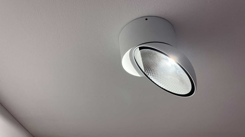 Moderne Deckenleuchte in weiß, mit glänzendem Reflektor und klarem Licht, ideal für zeitgemäße Innenräume.