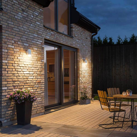 Lampa ścienna LED Sassari 280lm, 3000K Biała, opalizujące szkło hartowane oświetlająca patio w nocy.