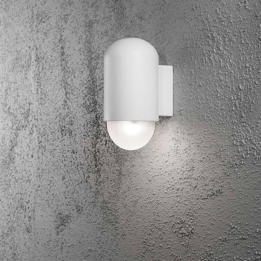 Sassari LED Außen-Wandleuchte 280lm , 3000K Weiß, opales Echtglas an einer Wand installiert