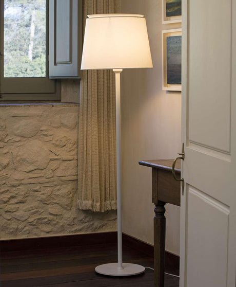 Savoy Lampenschirm für Stehlampe in einem stilvollen Wohnraum mit natürlichem Licht.