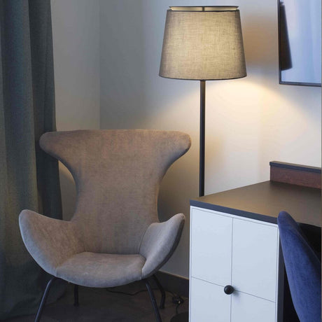 Savoy Lampenschirm für Stehlampe neben einem modernen Sessel im eleganten Wohnzimmer.