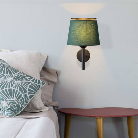 Savoy Lampenschirm für Wandleuchte in elegantem Schlafzimmer mit grünem Textilschirm und moderner Wandhalterung.