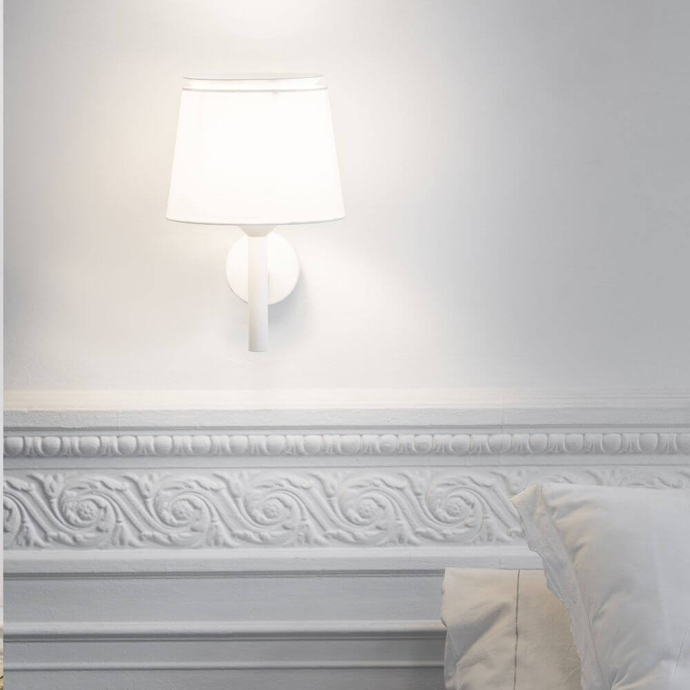 Savoy Lampenschirm für Wandleuchte, eleganter Textilschirm in modernem Wohnzimmer-Setting.