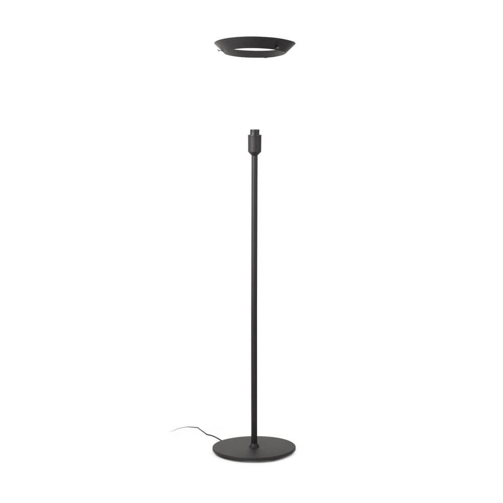 Savoy Stehlampe 160cm (ohne Schirm) mit schwarzer Struktur und reflektierendem Ring.