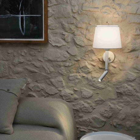 Savoy Wandleuchte mit LED Lesearm (ohne Schirm) in moderner Innenbeleuchtung.