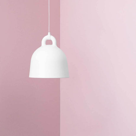 Lampa wisząca Bell S Ø 35cm Biała na różowym tle, nowoczesny i elegancki design.