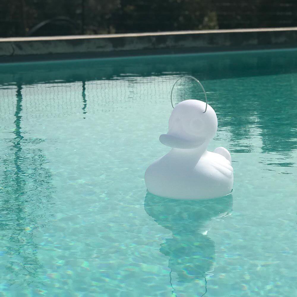 Schwimmfähige Akku-LED-Leuchte Duck-Duck S Gelb schwimmt im Pool und sorgt für Stimmung.
