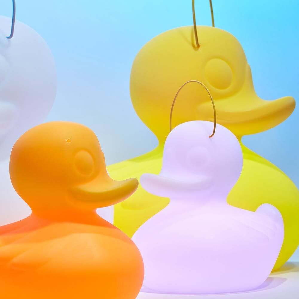 Schwimmfähige Akku-LED-Leuchte Duck-Duck S Gelb in bunten Farben, ideal für Stimmung und mit stabilem Metallbügel.