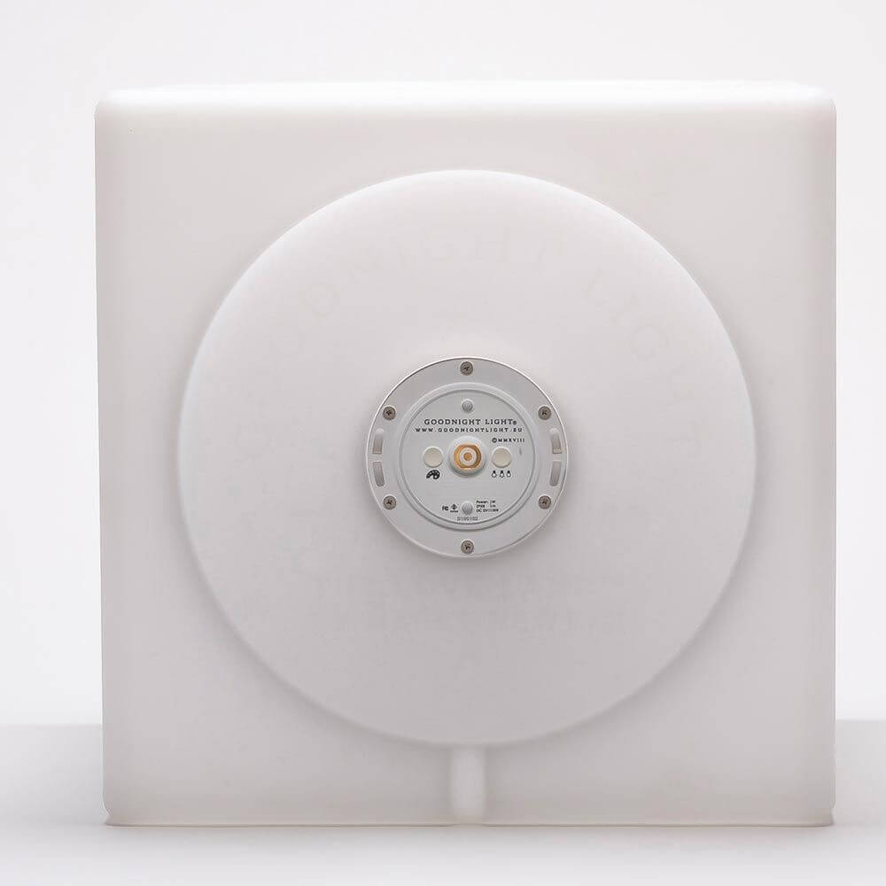 Schwimmfähiger Akku-LED-Lichtwürfel mit praktischer Unterseite für einfache Handhabung und Installation.