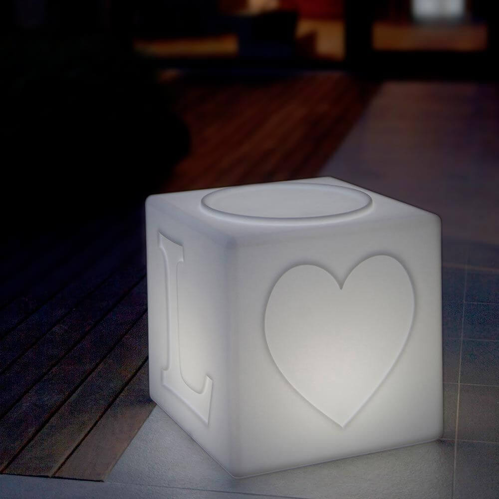 Schwimmfähiger Akku-LED-Lichtwürfel mit LOVE Buchstaben und Herz, ideal für romantische Abende im Freien.