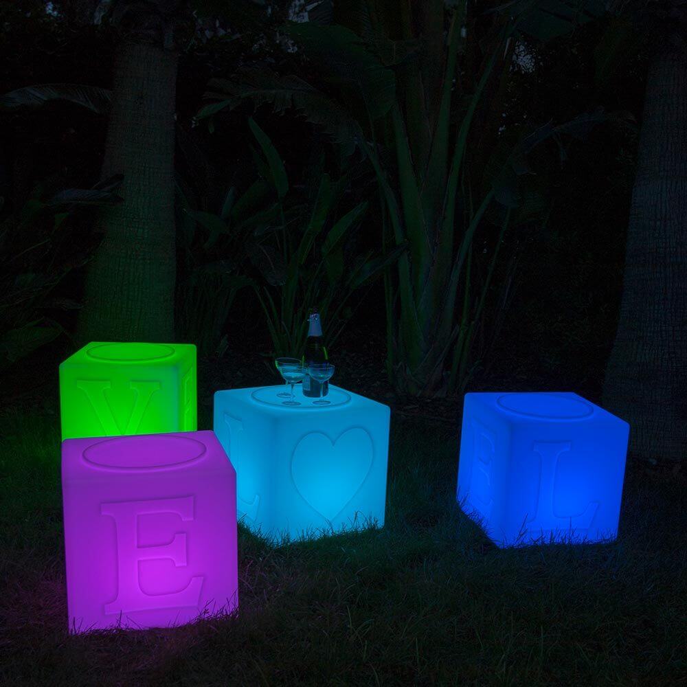 Schwimmfähiger LED-Lichtwürfel in verschiedenen Farben, dekorativ mit LOVE Schriftzug im Garten.