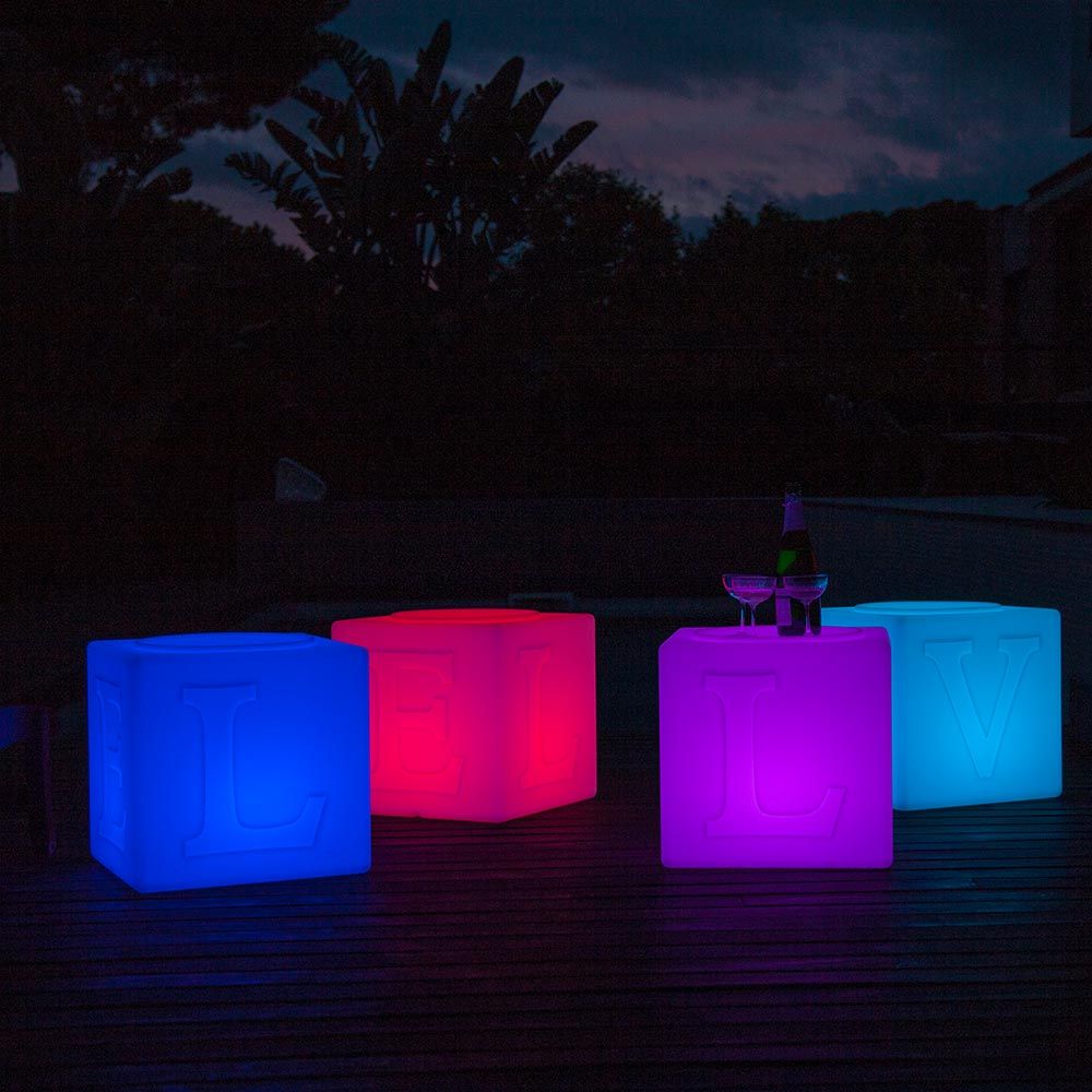 Schwimmfähiger LED-Lichtwürfel in verschiedenen Farben mit LOVE Buchstaben auf einer Terrasse bei Nacht.