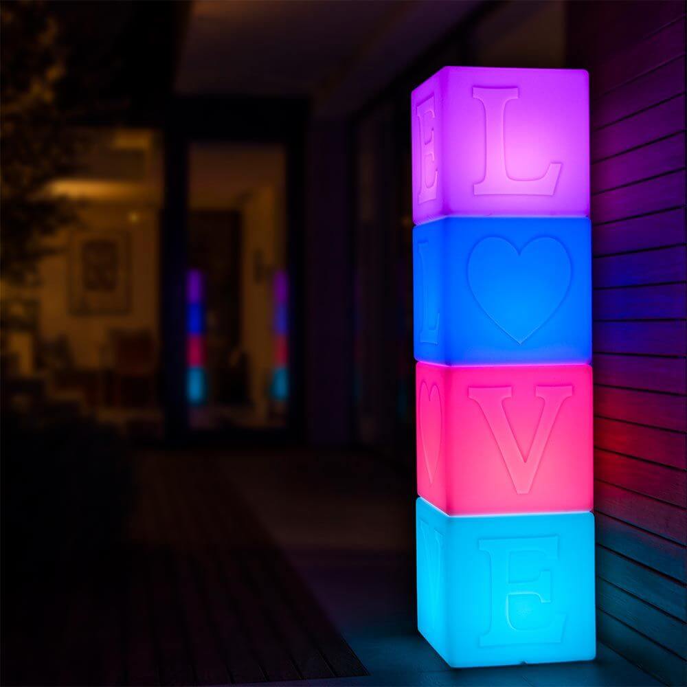 Schwimmfähiger Akku-LED-Lichtwürfel "LOVE" in bunten Farben, dekorativ und ideal für stimmungsvolle Abende im Freien.
