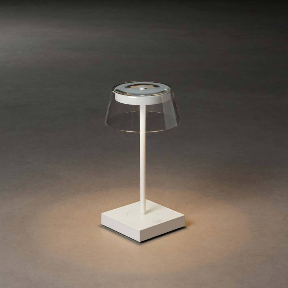 Scilla LED Akku Tischleuchte IP54 auf einem grauen Boden, dimmbar und USB aufladbar.