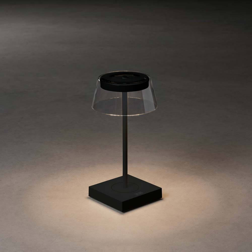 Scilla LED Akku Tischleuchte IP54 mit dimmbarem Licht und USB Anschluss auf einem Tisch.