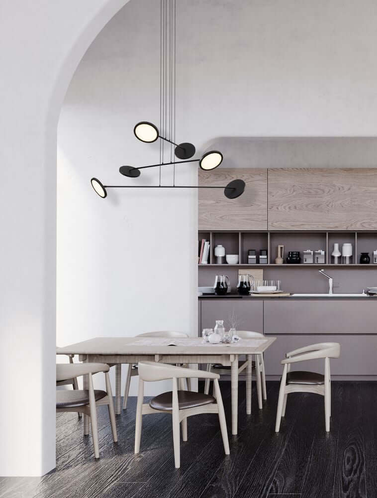 Pendelleuchte SCOPE in modernem Essbereich mit schwenkbaren Leuchtarmen und gold/schwarzem Design.