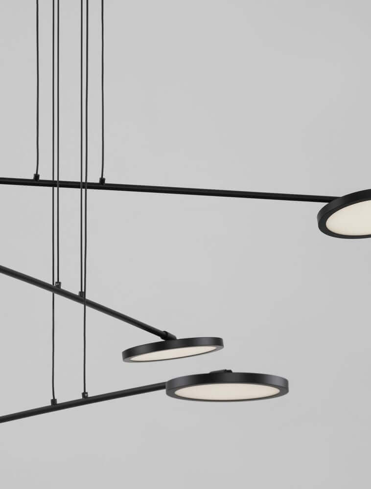 Moderne Pendelleuchte SCOPE mit drei runden, schwenkbaren Leuchtmitteln auf mattschwarzem Gestell.