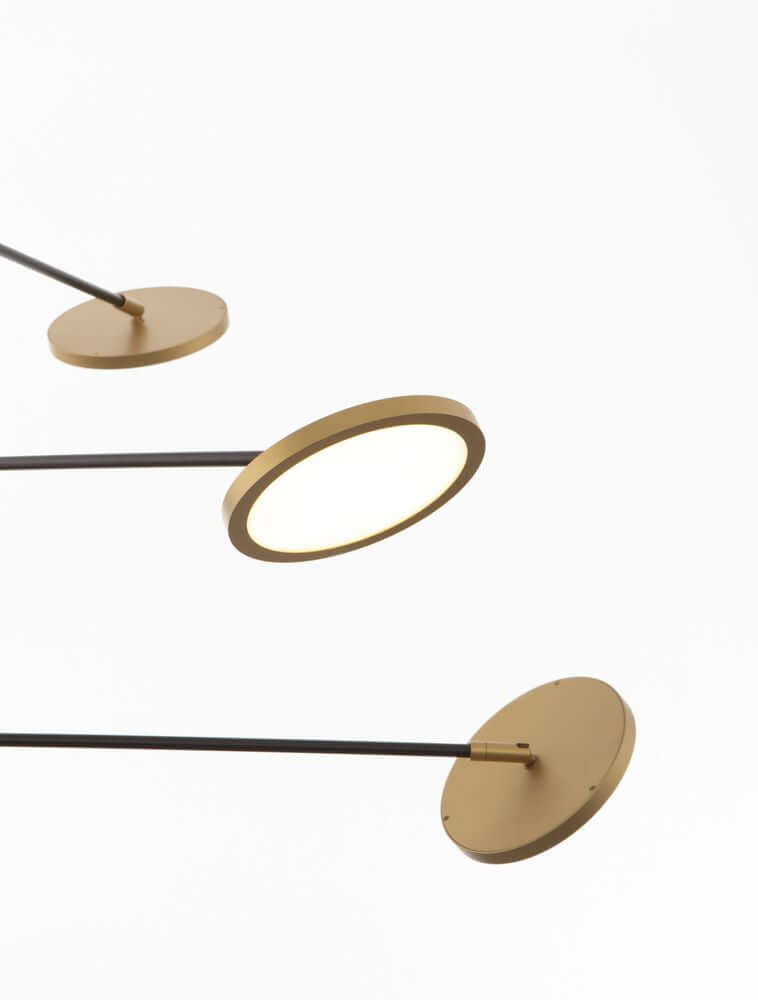 Detailansicht der goldfarbenen Leuchtköpfe der Scope Pendelleuchte von Nova Luce, schwenkbar und dimmbar.