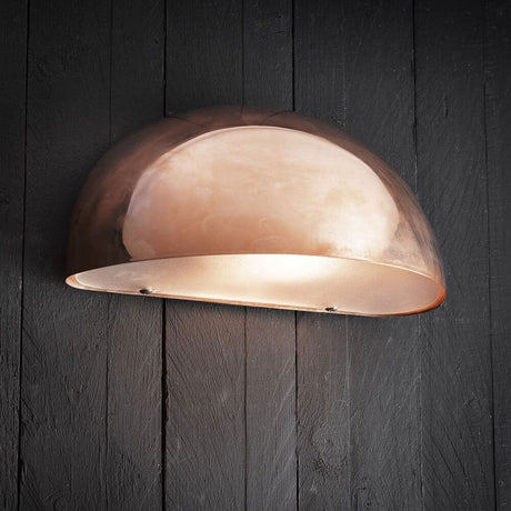 Scorpius Maxi Außen-Wandleuchte Kupfer an einer Holzwand montiert, modernes und zeitloses Design.
