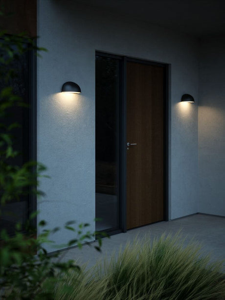Scorpius Maxi Wandleuchte IP44 an der Haustür, zeitloses Design in sandigem Farbton