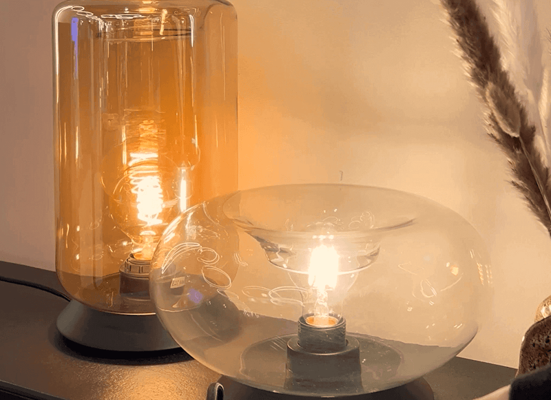 Moderne Tischlampen mit Glasdesign und warmem Licht, ideal für gemütliche Wohnräume.