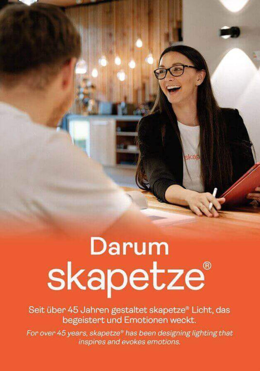 Frau spricht mit Freude über skapetze Lichtdesign, inspiriert und weckt Emotionen in einem modernen Büro.