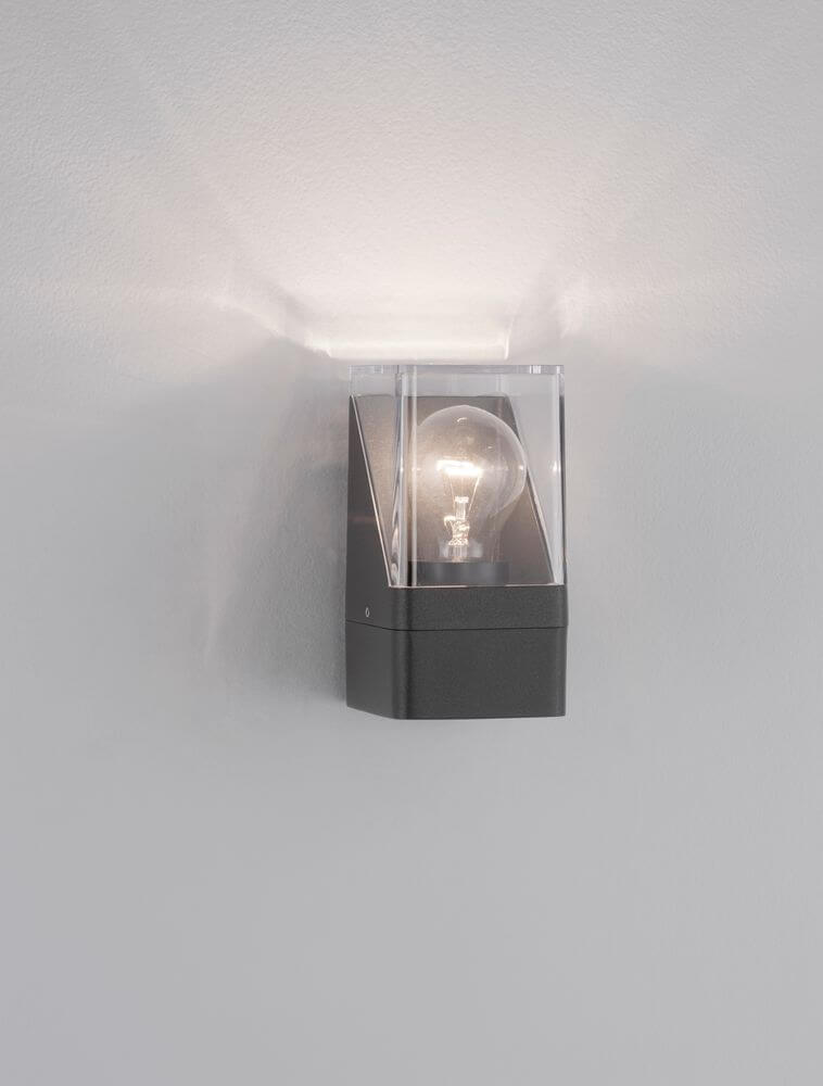 Selena Außenwandleuchte E27 Rechteckig Anthrazit IP65 an einer Wand installiert, modernes Design und stimmungsvolle Beleuchtung.