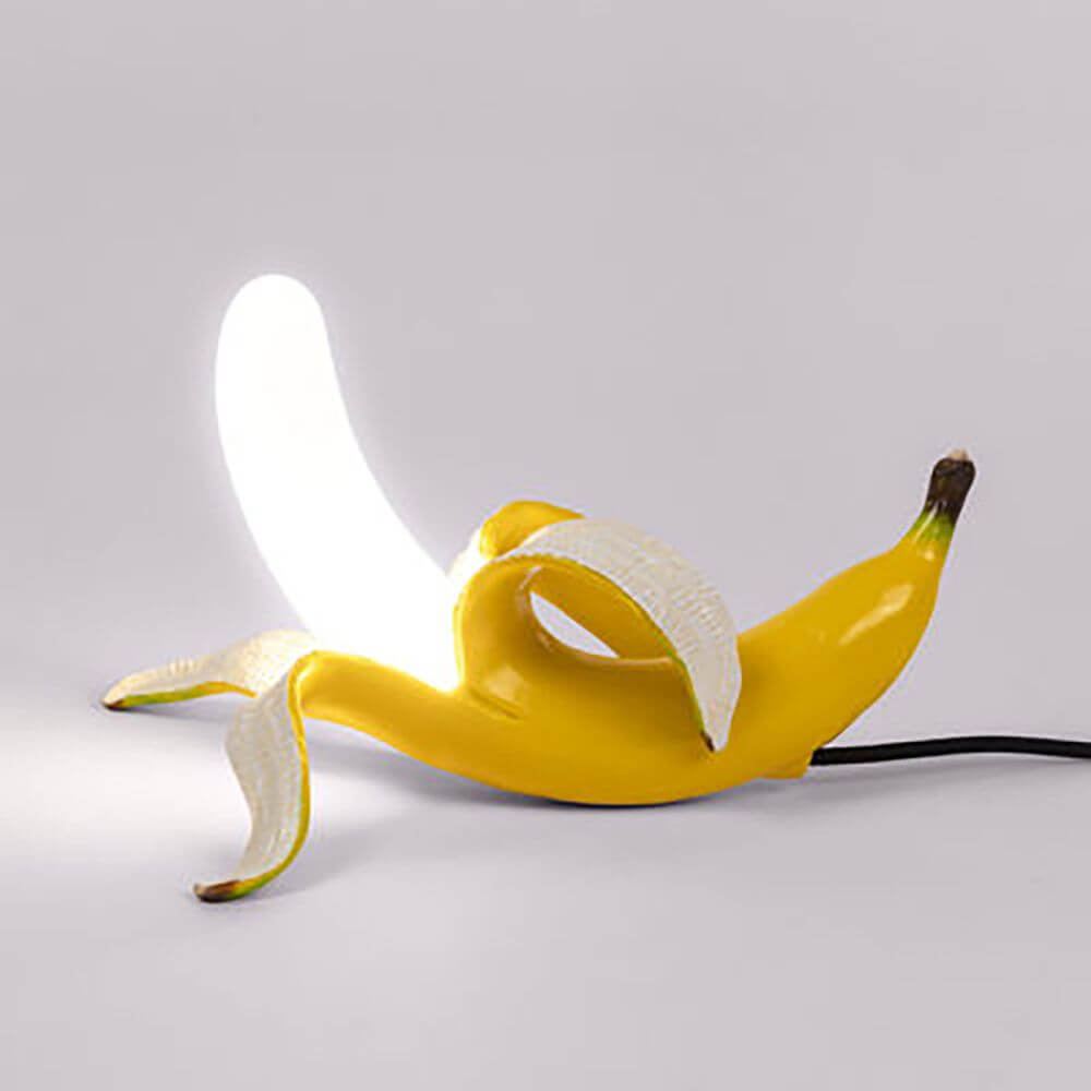Seletti Banana Dewey Tischleuchte: kreative Bananenlampe aus polierter Bronze für ausgefallene Wohnräume.