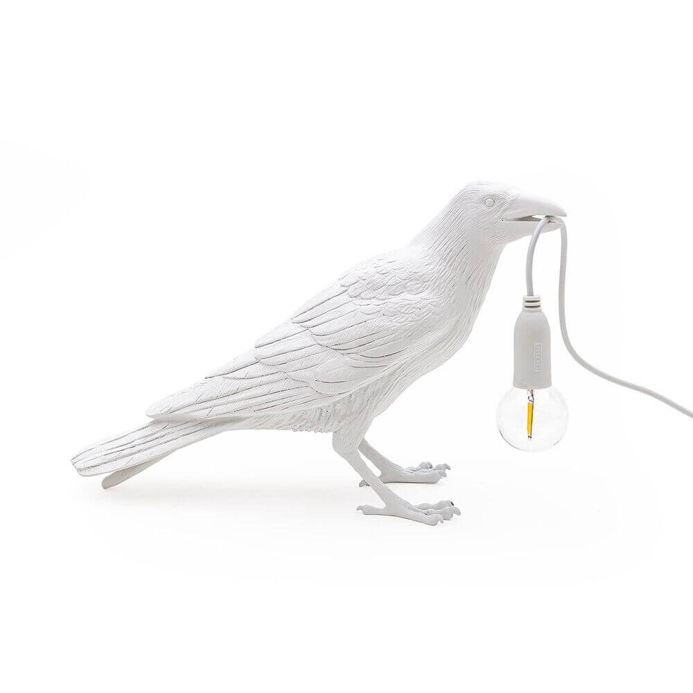 Seletti Bird Außen-Tischleuchte in Form eines weißen Raben mit einer Glühbirne, designed von Marcantonio.