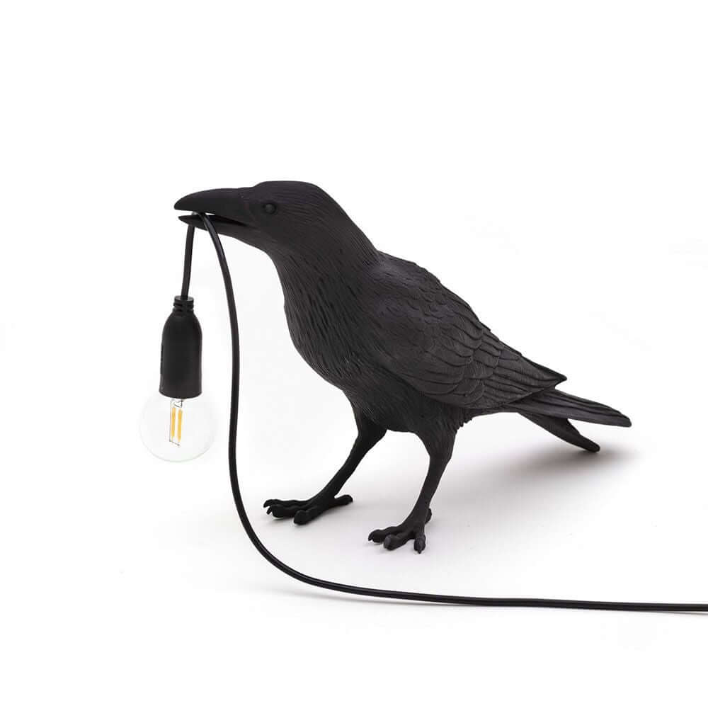 Seletti Bird Außen-Tischleuchte in Form eines schlichten Raben mit einer Glühbirne.