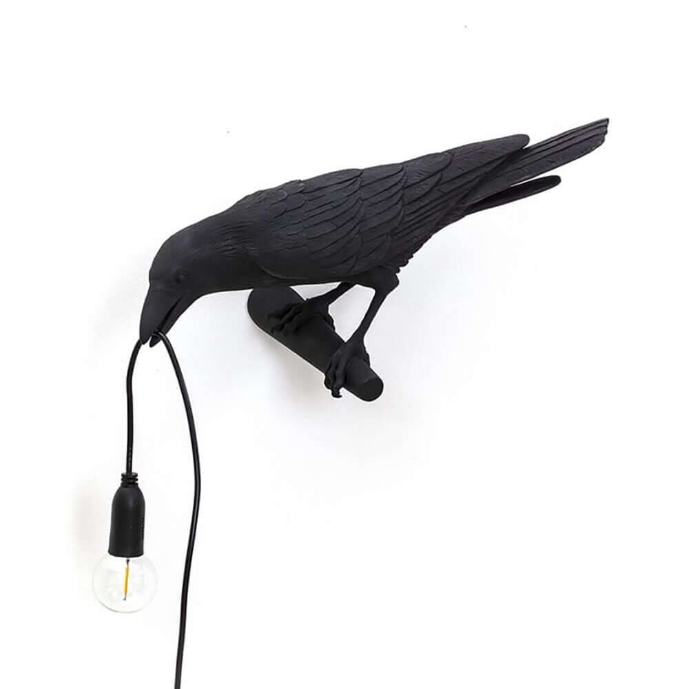Seletti Bird Außen-Wandleuchte nach links Schauend mit schwarzem Raben und Glühbirne.