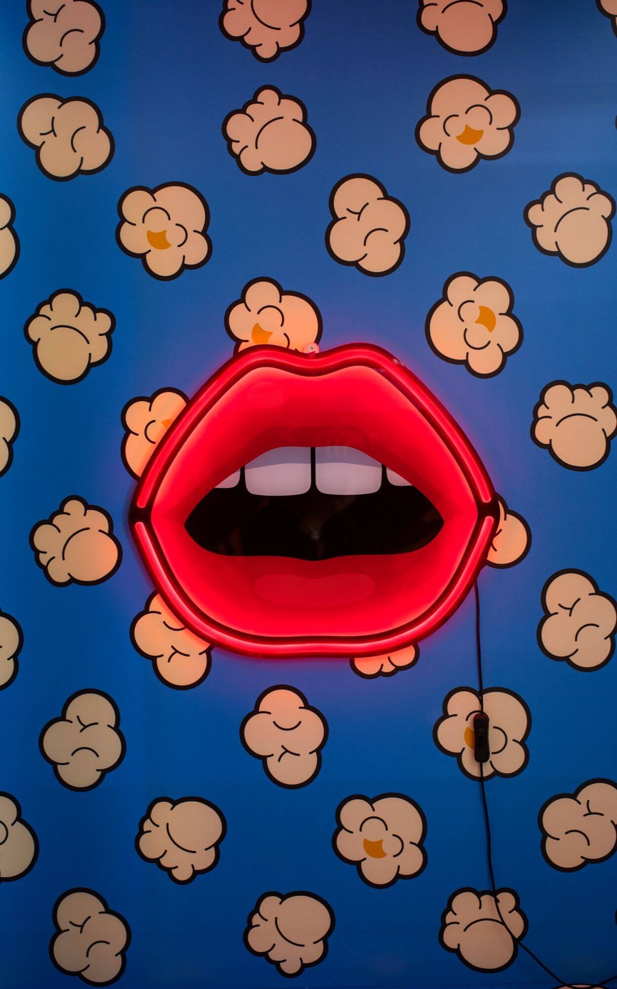 Seletti Blow LED-Schild Mund Acryl leuchtendes Pop‑Art Mundschild in Rot vor blauem Popcorn‑Muster, Studio Job Design, Acryl-Wandlampe