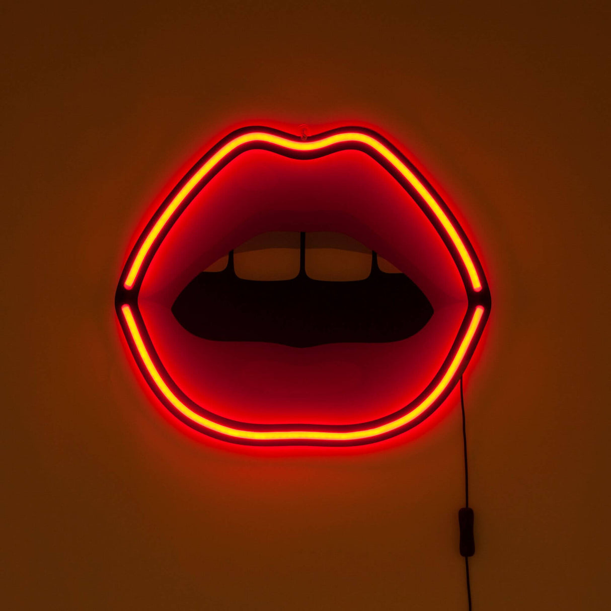 Seletti Blow LED-Schild Mund Acryl leuchtendes Pop‑Art Mund-Wandschild in Rot mit Zunge und Kabel
