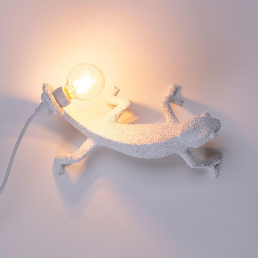 Seletti Chameleon Going Down LED Wandlampe USB Weiß - weiße Chamäleon-Wandlampe aus Harz mit sichtbarer Glühbirne, modernes Designobjekt