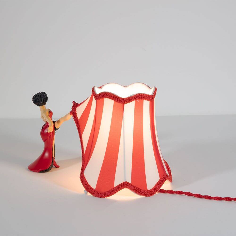 Seletti Circus Lucy Tischleuchte mit gestreiftem roten Lampenschirm und figurativem Zirkusmotiv