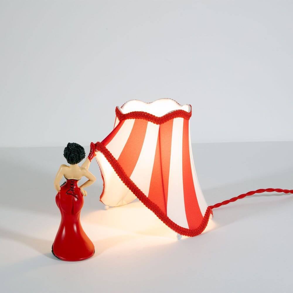 Seletti Circus Lucy Tischleuchte mit gestreiftem Zirkusschirm und roter Figur, dekorative Tischlampe im Retro-Zirkus-Stil