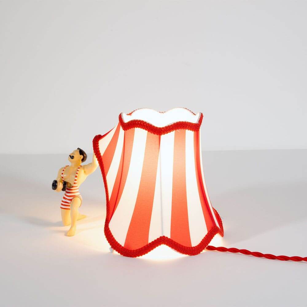 Seletti Circus Super Jimmy Tischleuchte Mehrfarbig - bunte Zirkus-Tischlampe mit Zelt-Lampenschirm und Figur, rot-weiße Streifen, verspieltes Design