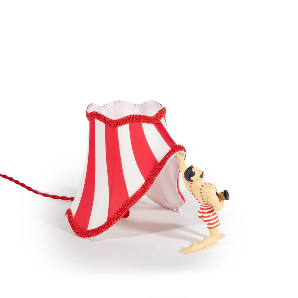 Seletti Circus Super Jimmy Tischleuchte Mehrfarbig - bunte Zirkuszelt-Tischleuchte mit akrobatischer Figur und gestreiftem Lampenschirm