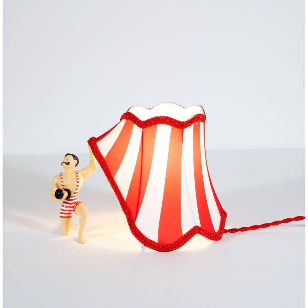 Seletti Circus Super Jimmy Tischleuchte Mehrfarbig – bunte Lampenschirm-Figur im Zirkusstil mit rot-weiß gestreiftem Schirm