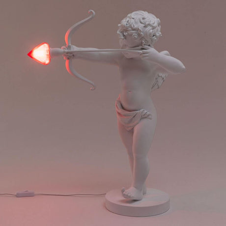 Lampe de table Seletti Cupid LED dimmable - figurine de Cupidon blanche en résine avec flèche-cœur lumineuse, veilleuse décorative à intensité variable
