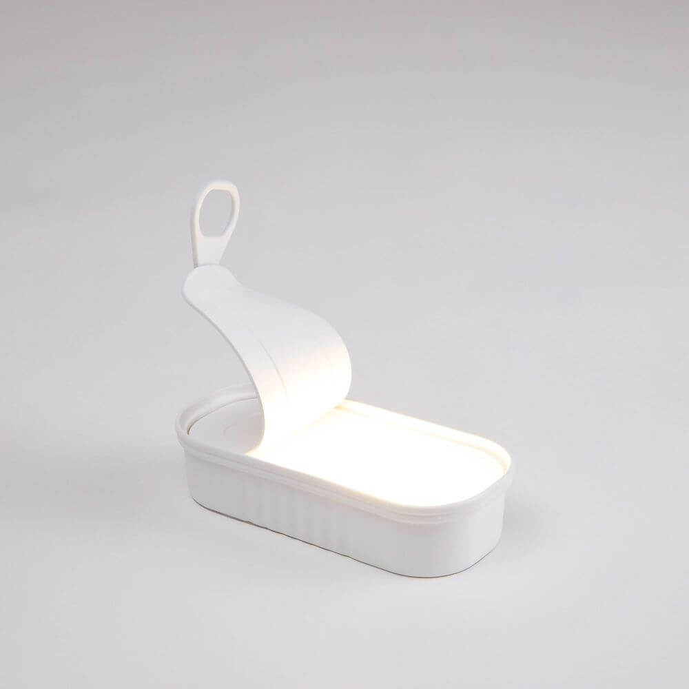 Seletti Daily Glow Sardina LED-Tischleuchte tragbar im Design einer geöffneten Sardinendose.