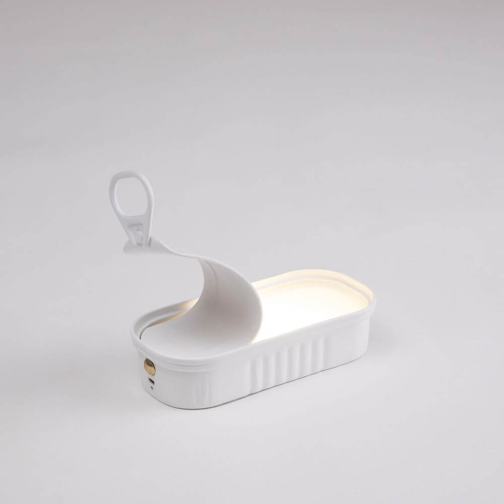 Seletti Daily Glow Sardina LED-Tischleuchte tragbar im Design einer geöffneten Sardinendose, innovativ und charmant.