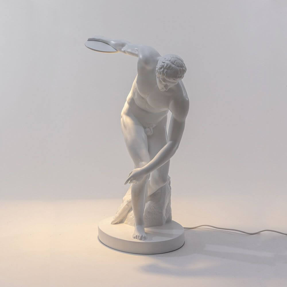 Alt Tag: Seletti Discobolux LED-Tischleuchte Warmweiß dimmbar weiße Skulptur-Tischlampe in Diskuswerfer-Form, dimmbares warmweißes LED-Licht, Designer Uto Balmoral