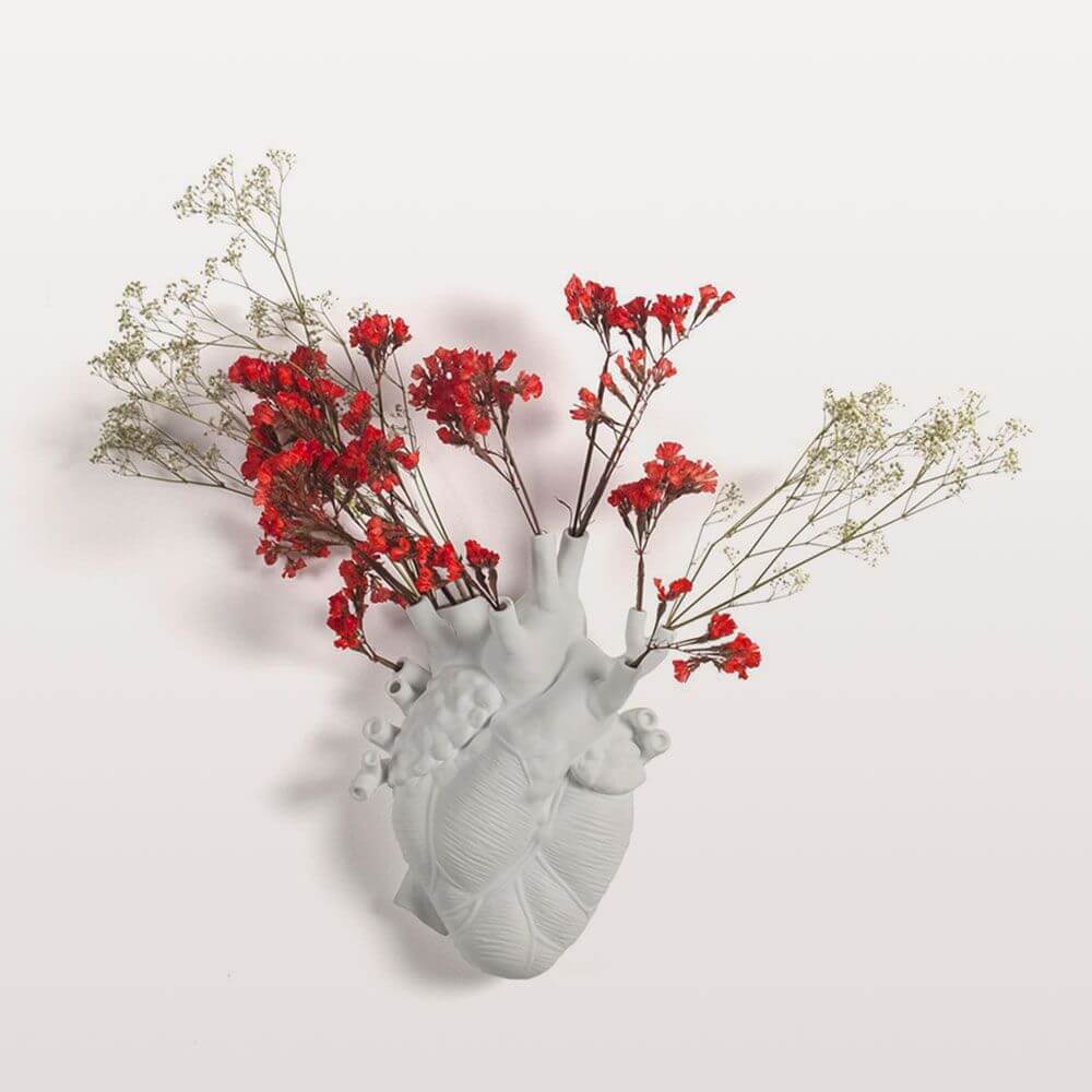 Seletti Heart Wandleuchte & Vase mit roten Blumen für romantische Stimmung und einzigartigen Stil.