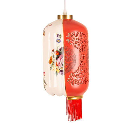 Alt Tag: Seletti Hybrid Hängeleuchte Porzellan mit floralen Mustern und rotem Quastenfransen, Ctrl-Zak Designmix Ost-West