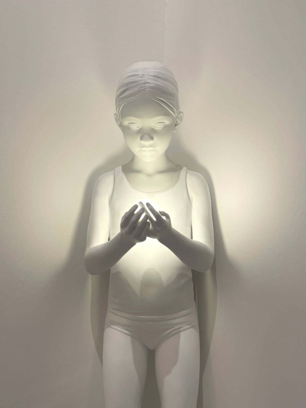 Seletti Inner Glow LED-Stehleuchte dimmbar Harz – weiße Harzfigur mit diffusem Innenlicht, Marcantonio Design, stimmungsvolle indirekte Beleuchtung