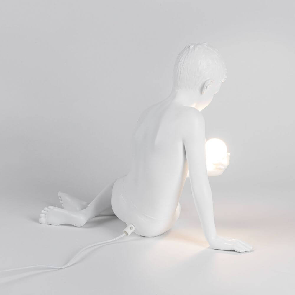 Seletti Innerflow Mini LED-Dekoleuchte Junge Harz sitzender Junge mit leuchtender Kugel aus weißem Harz, dekorative Tisch- und Bodoleuchte